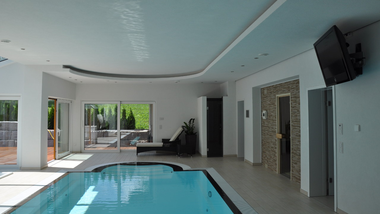 livingpool_neubau_privat_abhang_naturstein_1