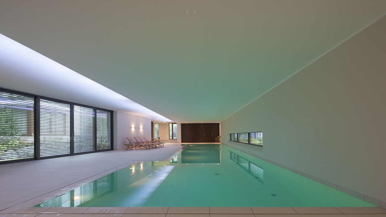 livingpool_neubau_privat_geradlinig-weiss_2