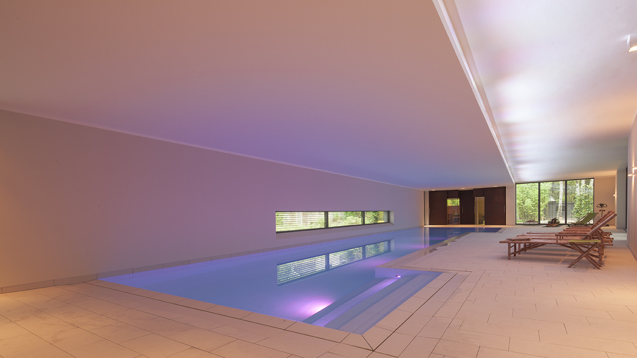 livingpool_neubau_privat_geradlinig-weiss_5