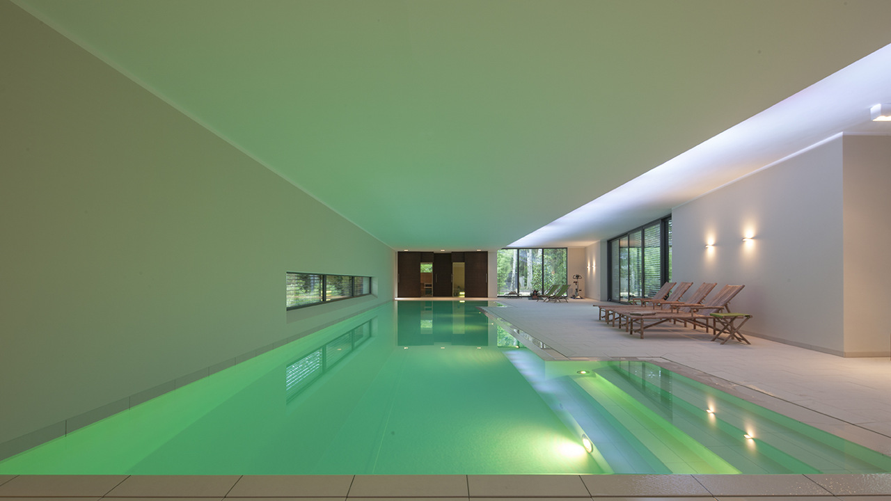 livingpool_neubau_privat_geradlinig-weiss_6