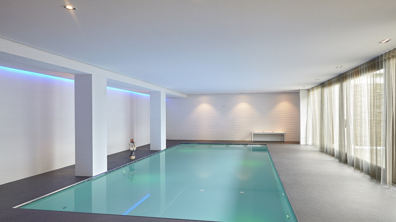 livingpool_neubau_privat_geradlinig_weiss_1