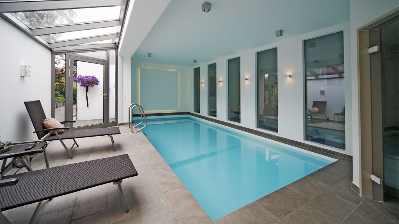 livingpool_neubau_privat_glasdach_1