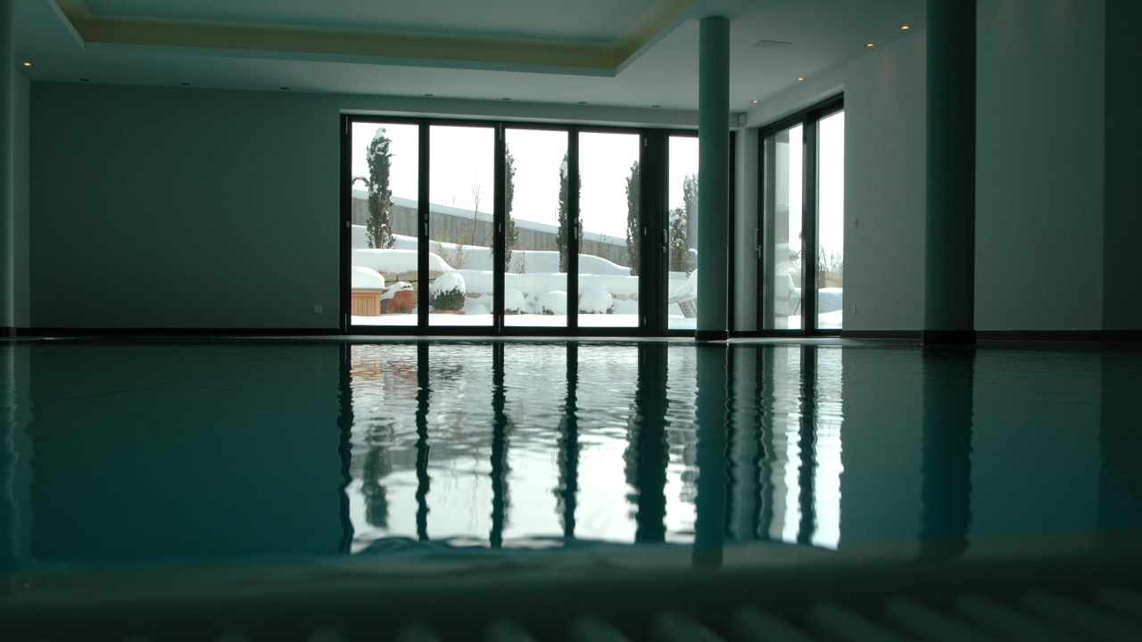 livingpool_neubau_privat_saeulen_2