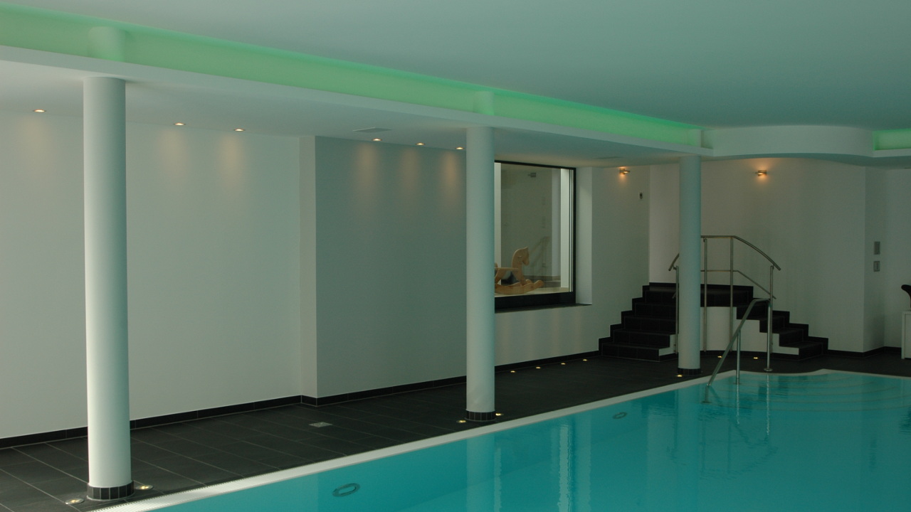 livingpool_neubau_privat_saeulen_3