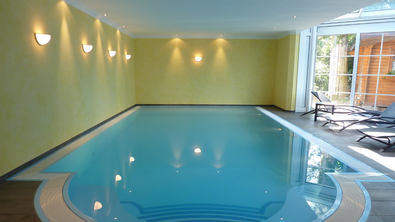 livingpool_neubau_privat_gelbe_wand_1