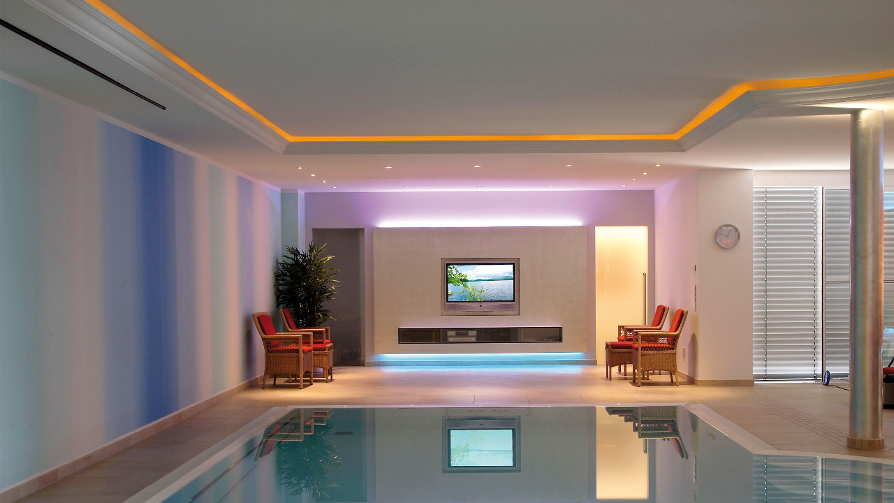 livingpool_neubau_privat_orangene-led_1