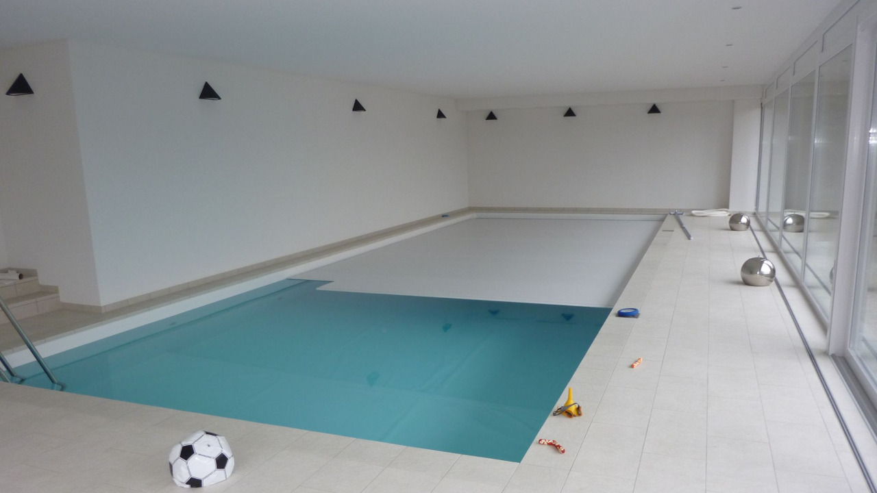 livingpool_neubau_privat_schwarzewandleuchten_1